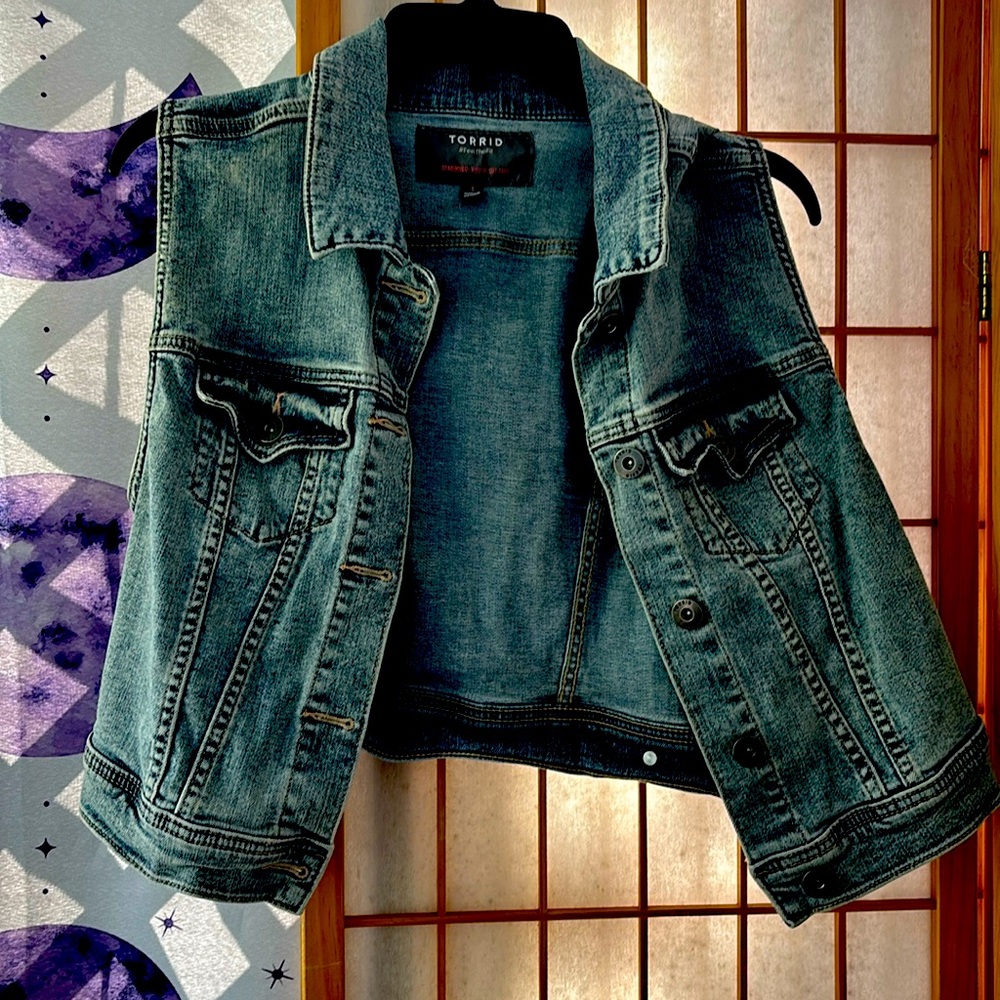 Torrid Size 1 short sleeveless jean jacket
